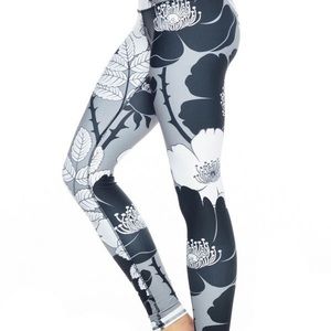Noli Yoga Floral Print Full Leggings Small EUC
